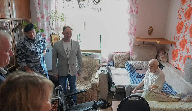 Столичные росгвардейцы навестили ветерана Великой Отечественной войны