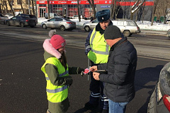 Инспекторы ГИБДД УВД по ВАО провели рейд «Ваш пассажир – ребенок!» и побеседовали с водителями и маленькими пешеходами